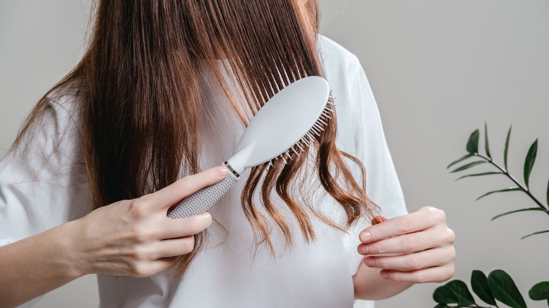 Caduta dei capelli in primavera: è normale? Ecco cosa fare davvero