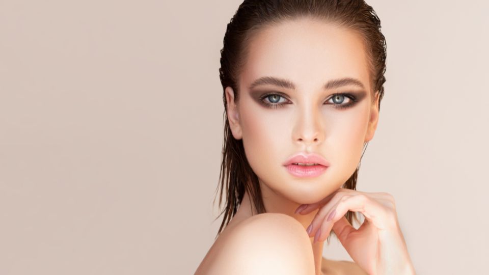 Capelli effetto bagnato: il trend dell'estate da ricreare in pochi gesti